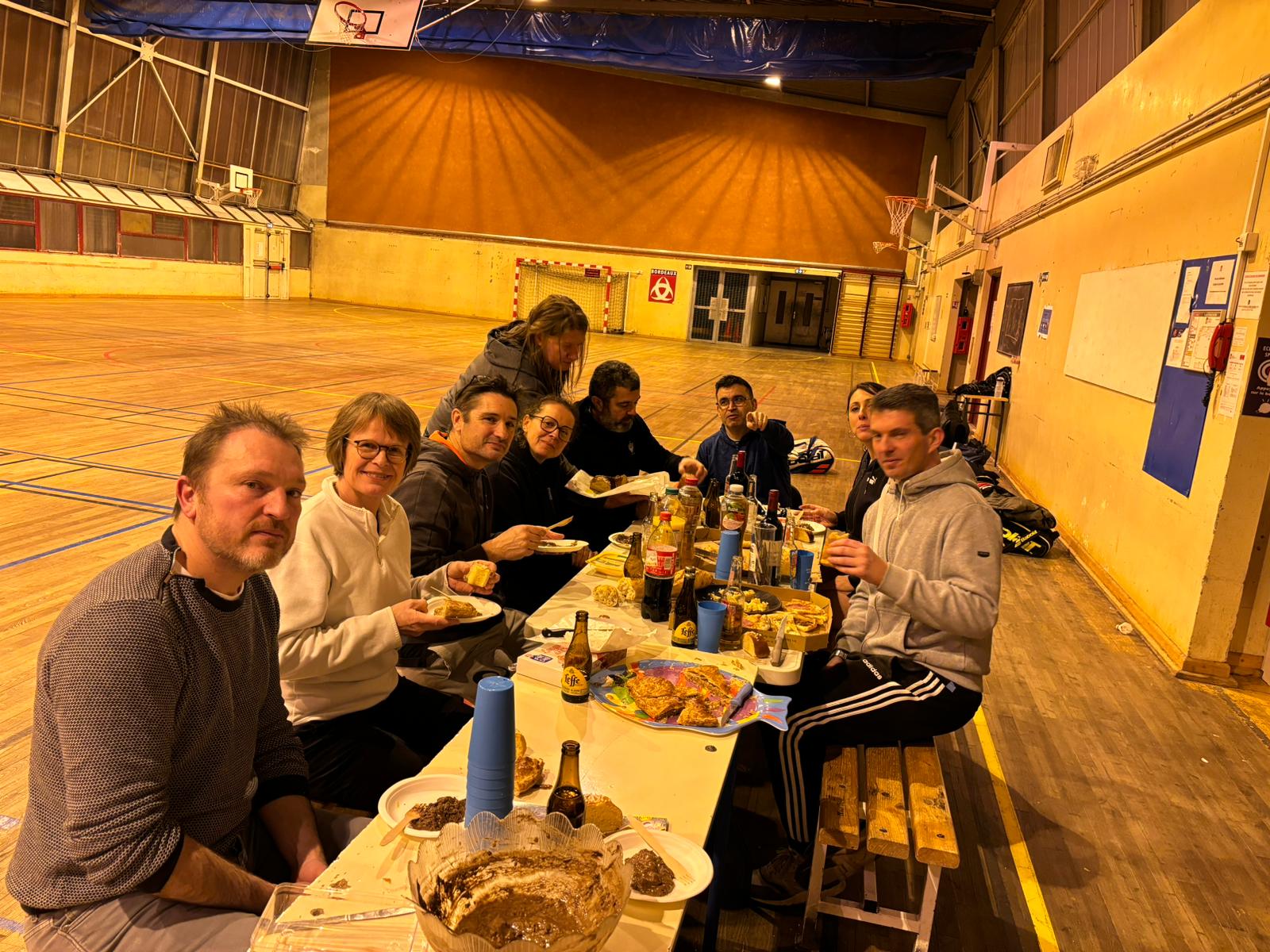 Equipe vétéran mixte à l'apéro avec Eysines